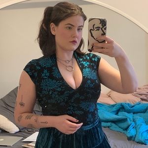 3/$30 Vintage 90s Blue Metallic Floral Tee - Small